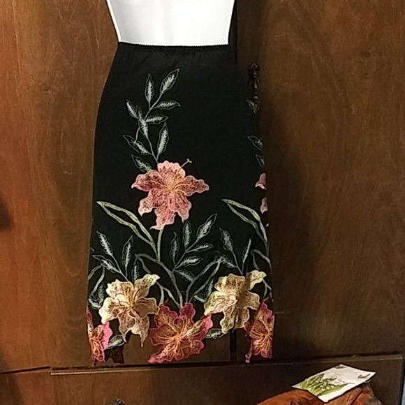 NWOT CASADEI BLACK FLORAL EMBROIDERED SKIRT - Picture 4 of 8